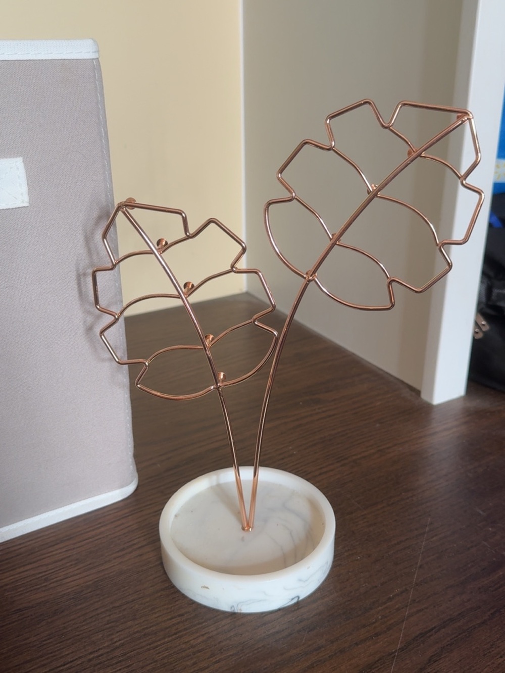 Leaf-Shaped Wire Jewelry Stand in Rose Gold with Marble Base